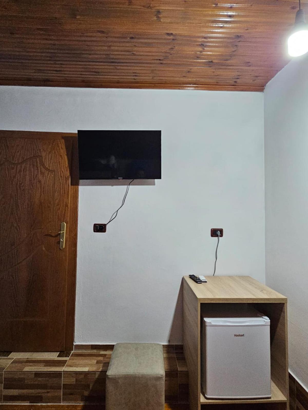 Готель Castle - Inside,Voga Guesthause Крує Екстер'єр фото