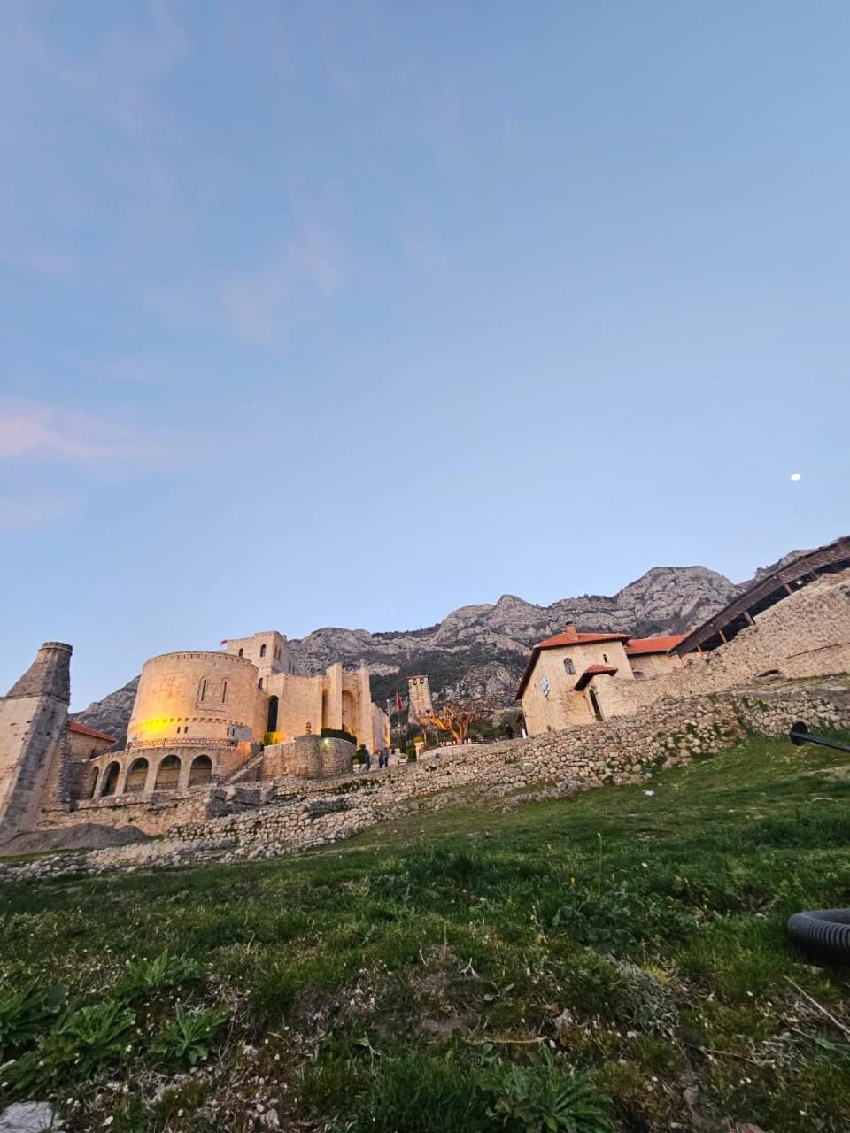 Готель Castle - Inside,Voga Guesthause Крує Екстер'єр фото